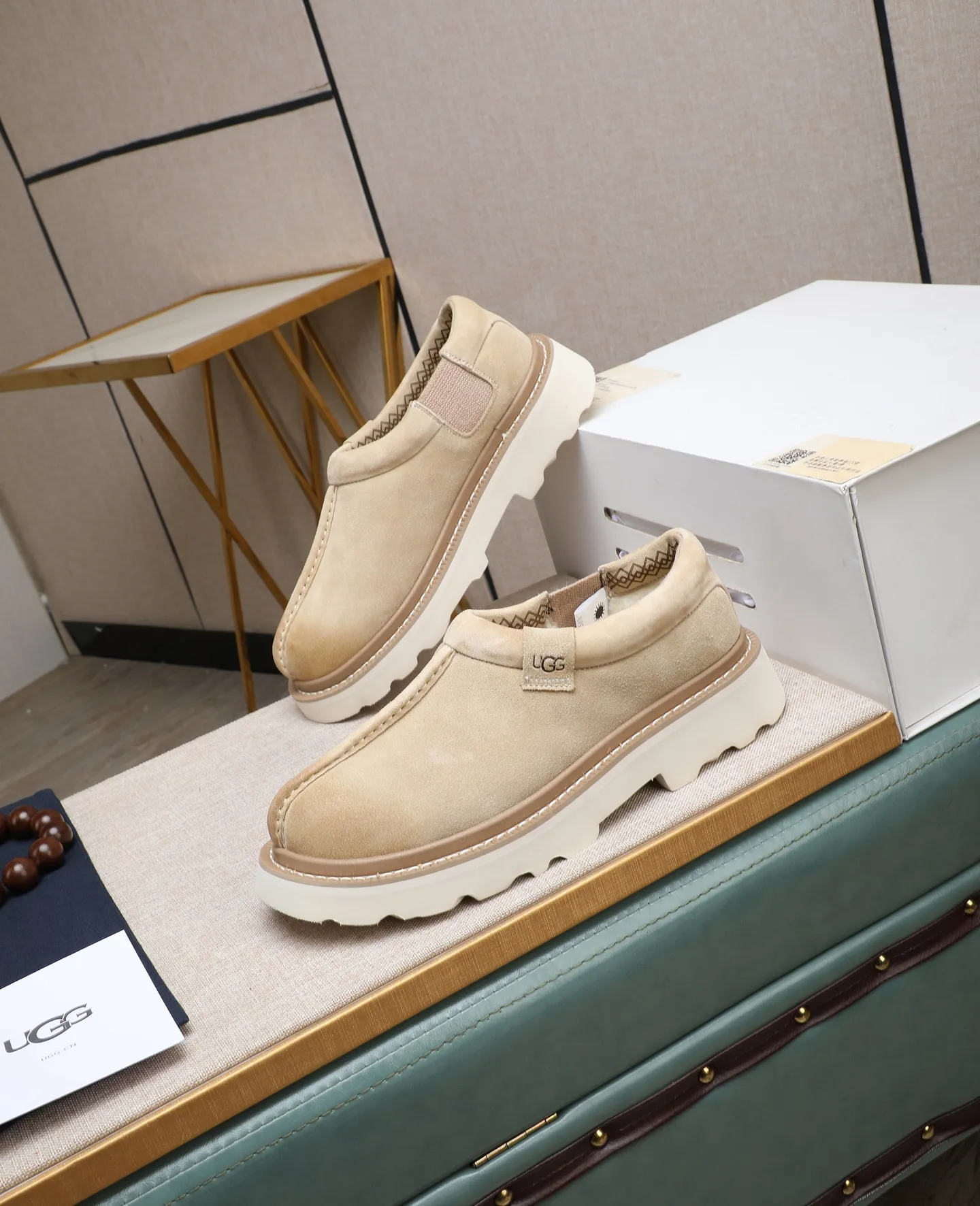 Men's men's shoes 💰580 (full genuine wool lining, 10% off for fake ones) Please note the quality of the original order and compare the thickness of the wool 🏮🏮 Popular UGG from Australia's warm luxury brand men's shoes, the official website is synchronized, Beckham men's style..., made of imported top-layer waxed cowhide, waxed toe cap, Australian real wool velvet lining Carefully sewn...Imported rubber Martin boots outsole (comfortable, soft, wear-resistant) The quality is really great...Exquisite workmanship, you won't be able to put it down at first sight, size 39-44 (customized in 45)